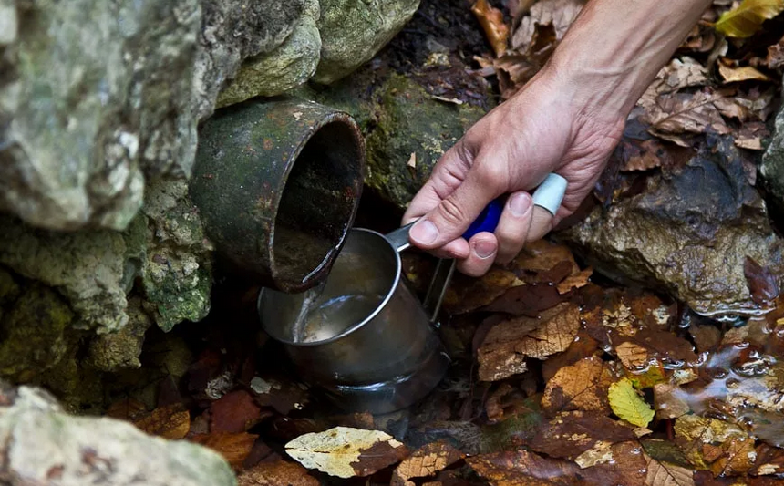 Нашли жидкость. Очистки воды в полевых условиях. Добыча питьевой воды в природных условиях. Очистка воды в полевых условиях. Вода в походе.