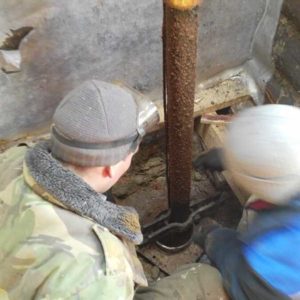 Как безопасно извлечь обсадную трубу из скважины: правила проведения демонтажных работ